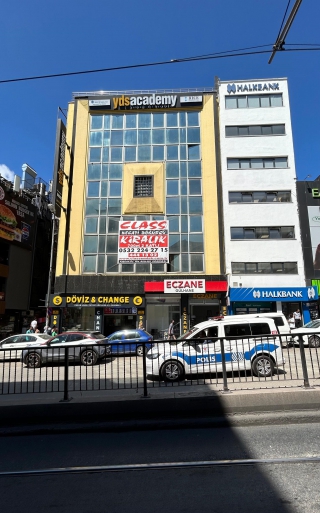 KADIKÖY ALTIYOL İLE RIHTIM ARASINDA KİRALIK OFİS