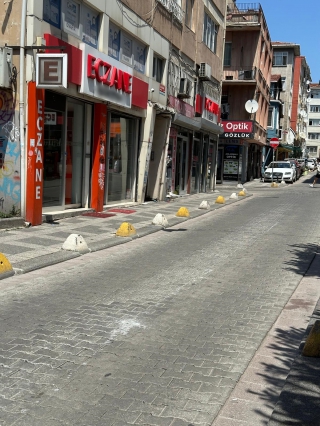 KADIKÖY YELDEĞİRMENİ'NDE HASTANE KARŞISI SATILIK ECZANE YERİ