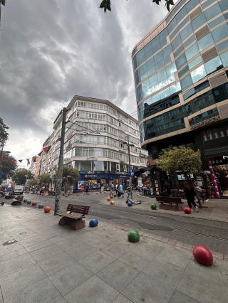 BAHARİYE CADDESİ ÜZERİNDE KÖŞE KONUMDA DEVREN KİRALIK CAFE